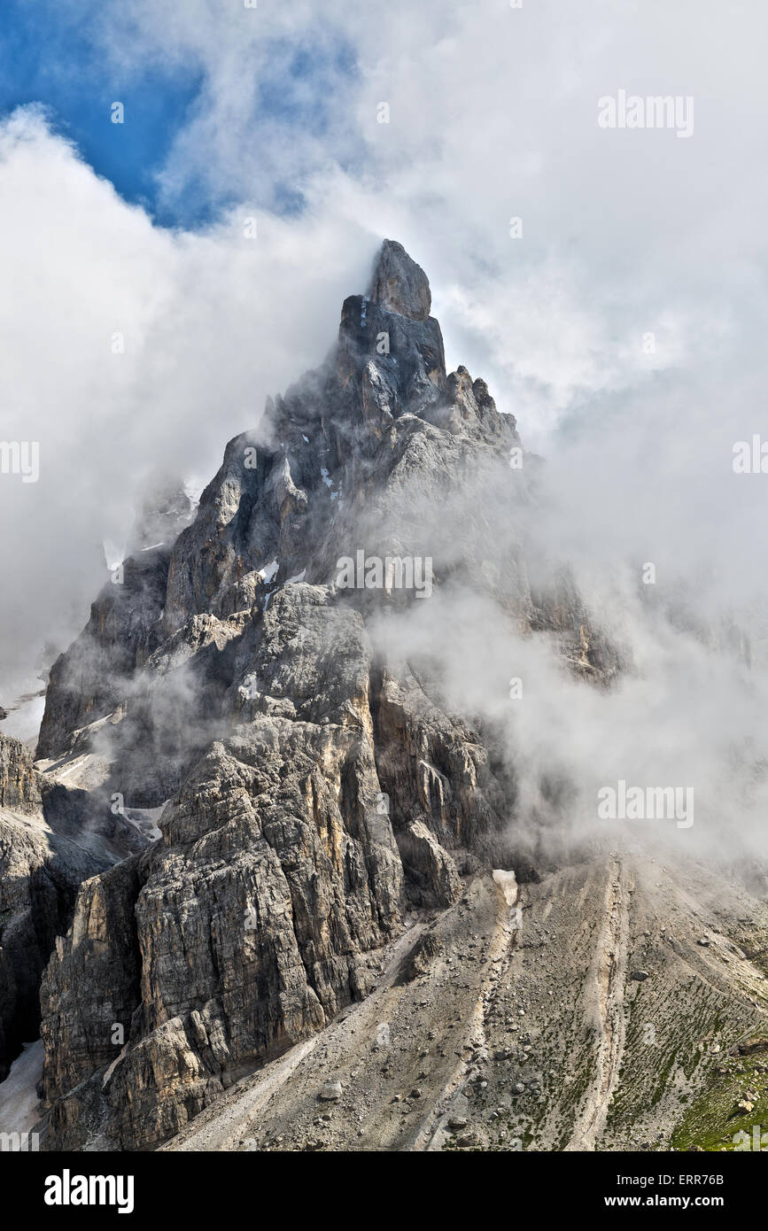 Porträt der Dolomiten, Details der Pale di San Martino mit Wolken in der Sommersaison gesehen vom Rolle-Pass, Trentino - Italien Stockfoto
