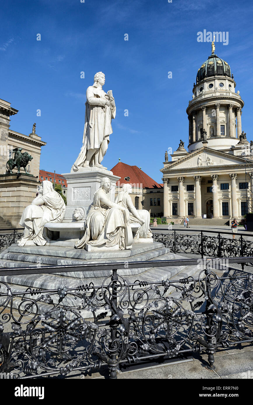 Deutschland, Berlin-Mitte Bezirk, Platz Gendarmenmarkt, Franzosischer Dom (französische Kirche) und Schiller Denkmal. Stockfoto