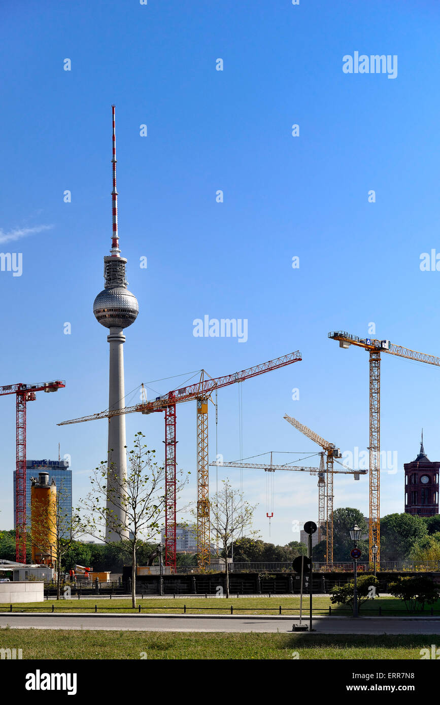 Deutschland, Berlin, Kräne und TV Turm Fernsehturm. Stockfoto