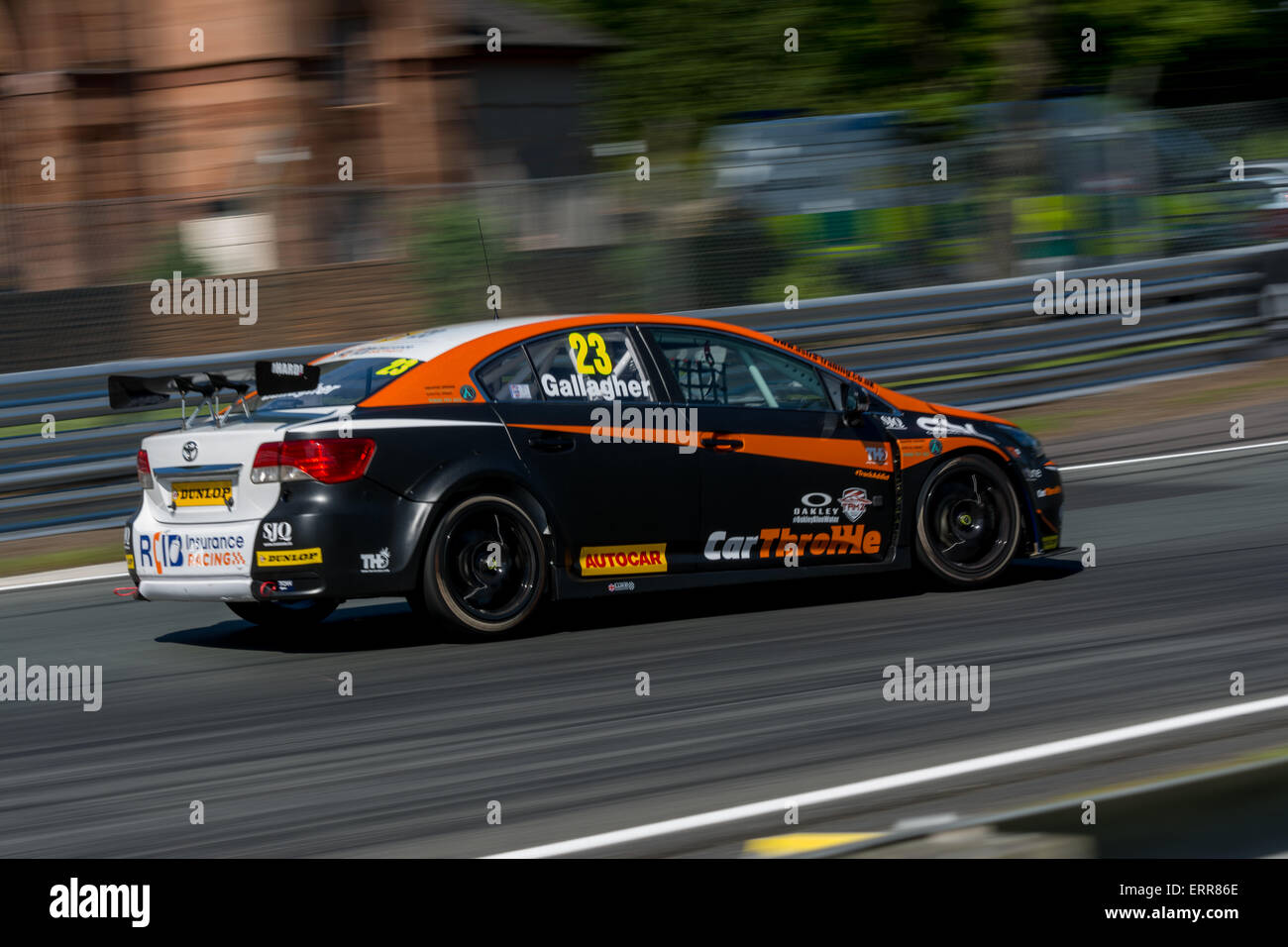 Kieran Gallagher und RCIB Versicherung Racing und Toyota Avensis Laufwerke während der Dunlop MSA British Touring Car Championship am Oulton Park am 7. Juni 2015 in kleinen BUDWORTH, CHESHIRE, Vereinigtes Königreich (Foto: Gergo Toth / Alamy Live News) Stockfoto