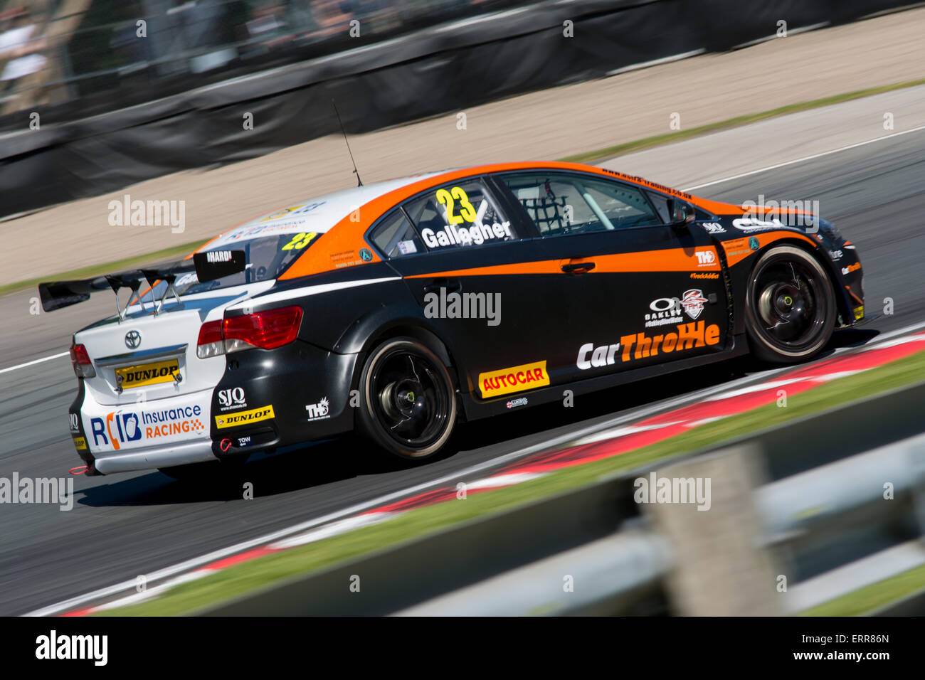 Kieran Gallagher und RCIB Versicherung Racing Toyota Avensis Laufwerke während der Dunlop MSA British Touring Car Championship am Oulton Park am 7. Juni 2015 in kleinen BUDWORTH, CHESHIRE, Vereinigtes Königreich (Foto: Gergo Toth / Alamy Live News) Stockfoto