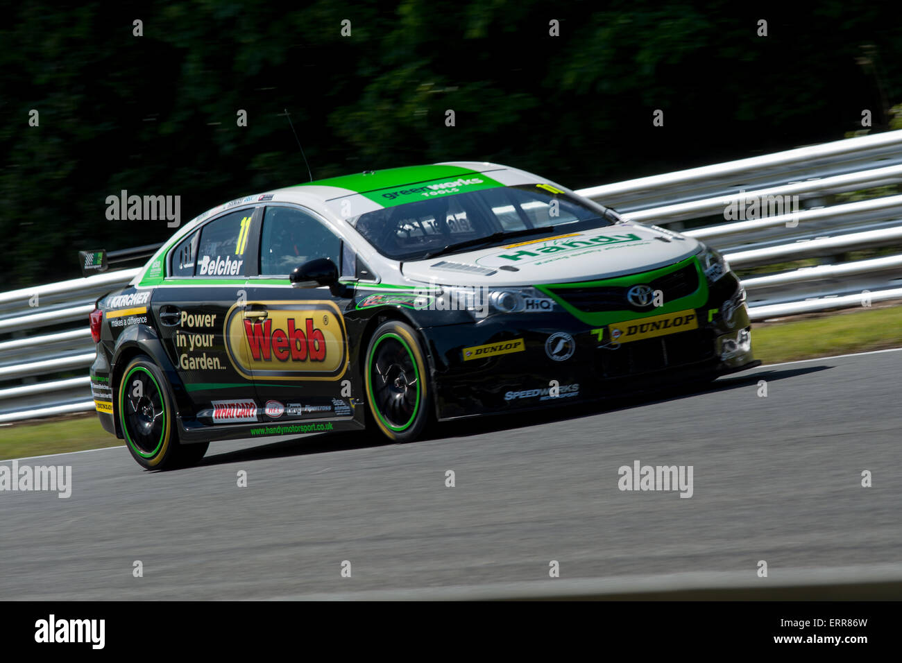 Simon Belcher und handliche Motorsport Toyota Avensis Laufwerke während der Dunlop MSA British Touring Car Championship am Oulton Park am 7. Juni 2015 in kleinen BUDWORTH, CHESHIRE, Vereinigtes Königreich (Foto: Gergo Toth / Alamy Live News) Stockfoto