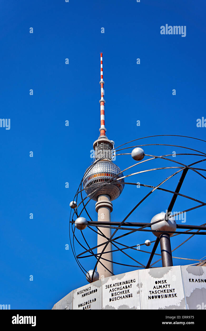 Deutschland, Berlin, Bezirk Mitte, Alexanderplatz, Weltzeituhr 'Urania' und Fernsehen Turm Fernsehturm. Stockfoto