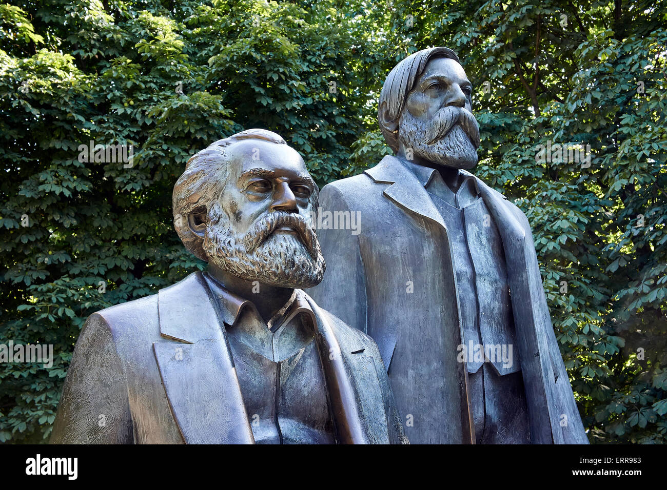 Deutschland, Berlin, Bezirk Mitte, Karl Marx und Engel Statuen. Stockfoto