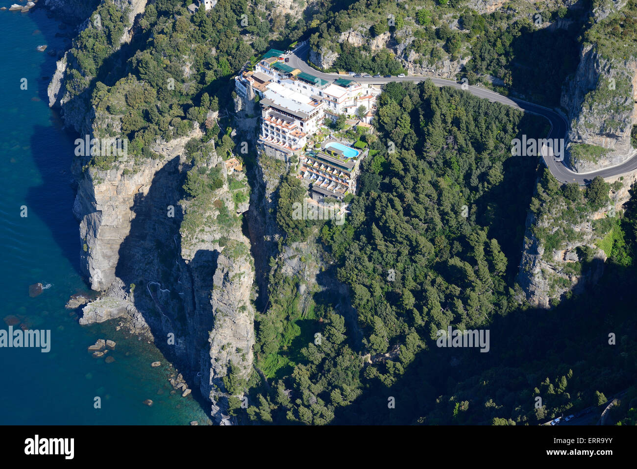LUFTAUFNAHME. Luxushotel hoch oben auf einer Klippe über dem Meer. Grand Hotel Tritone, Praiano, Amalfiküste. Provinz Salerno, Kampanien, Italien. Stockfoto