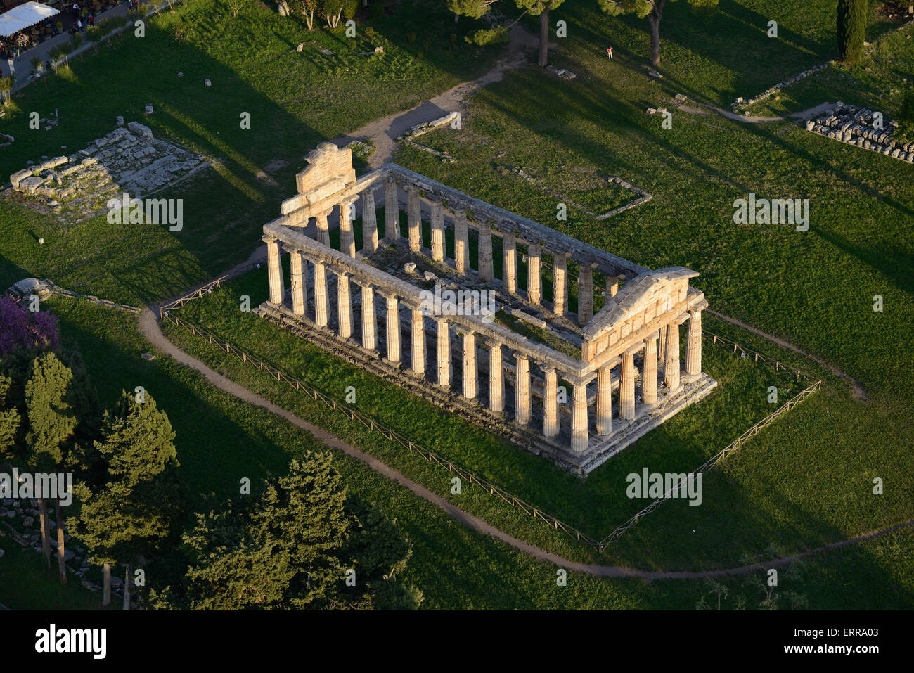 LUFTAUFNAHME. Griechischer Tempel der Athene. Paestum, Provinz Salerno, Kampanien, Italien. Stockfoto