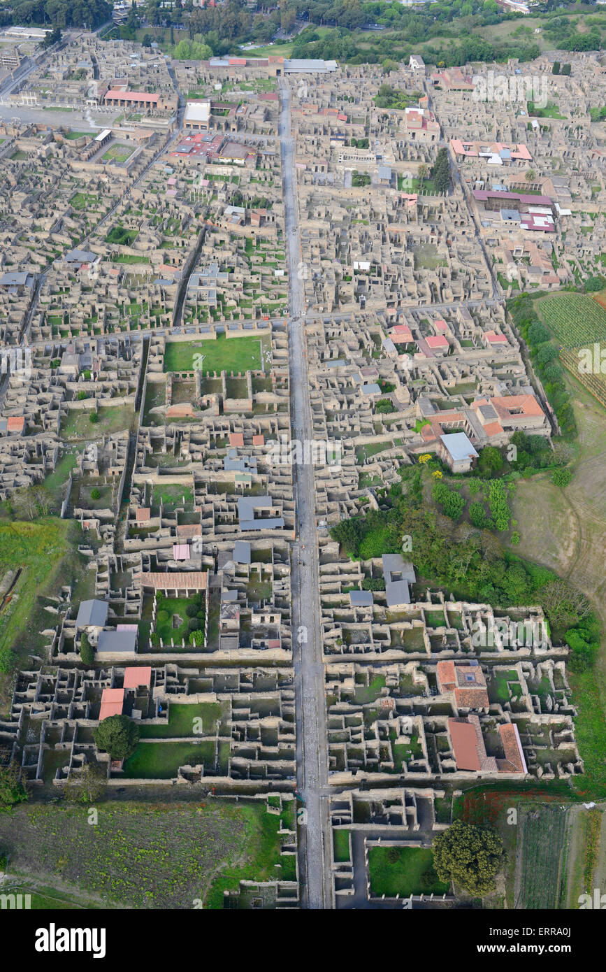 LUFTAUFNAHME. Ruinen der antiken Stadt Pompeji. Metropolstadt Neapel, Kampanien, Italien. Stockfoto