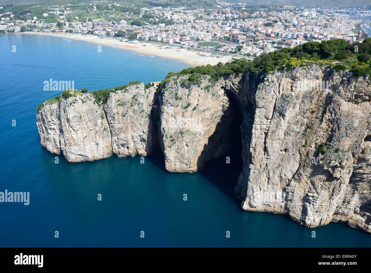 LUFTAUFNAHME. Steile Kalkfelsen von Montagna Spaccata mit dem Strand von Serapo in der Ferne. Gaeta, Provinz Latina, Latium, Italien. Stockfoto