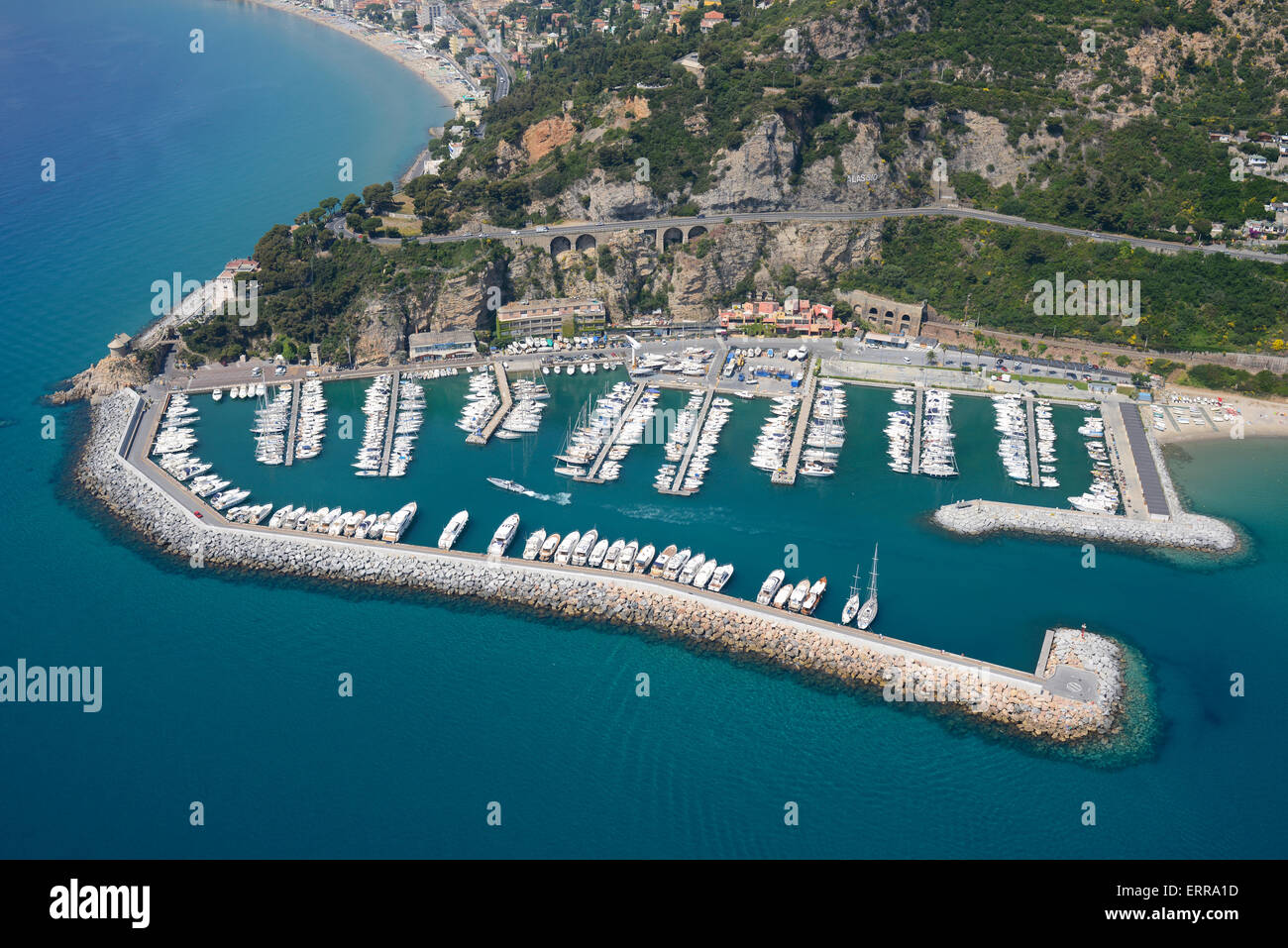 LUFTAUFNAHME. Jachthafen von Alassio. Provinz Savona, Ligurien, Italien. Stockfoto