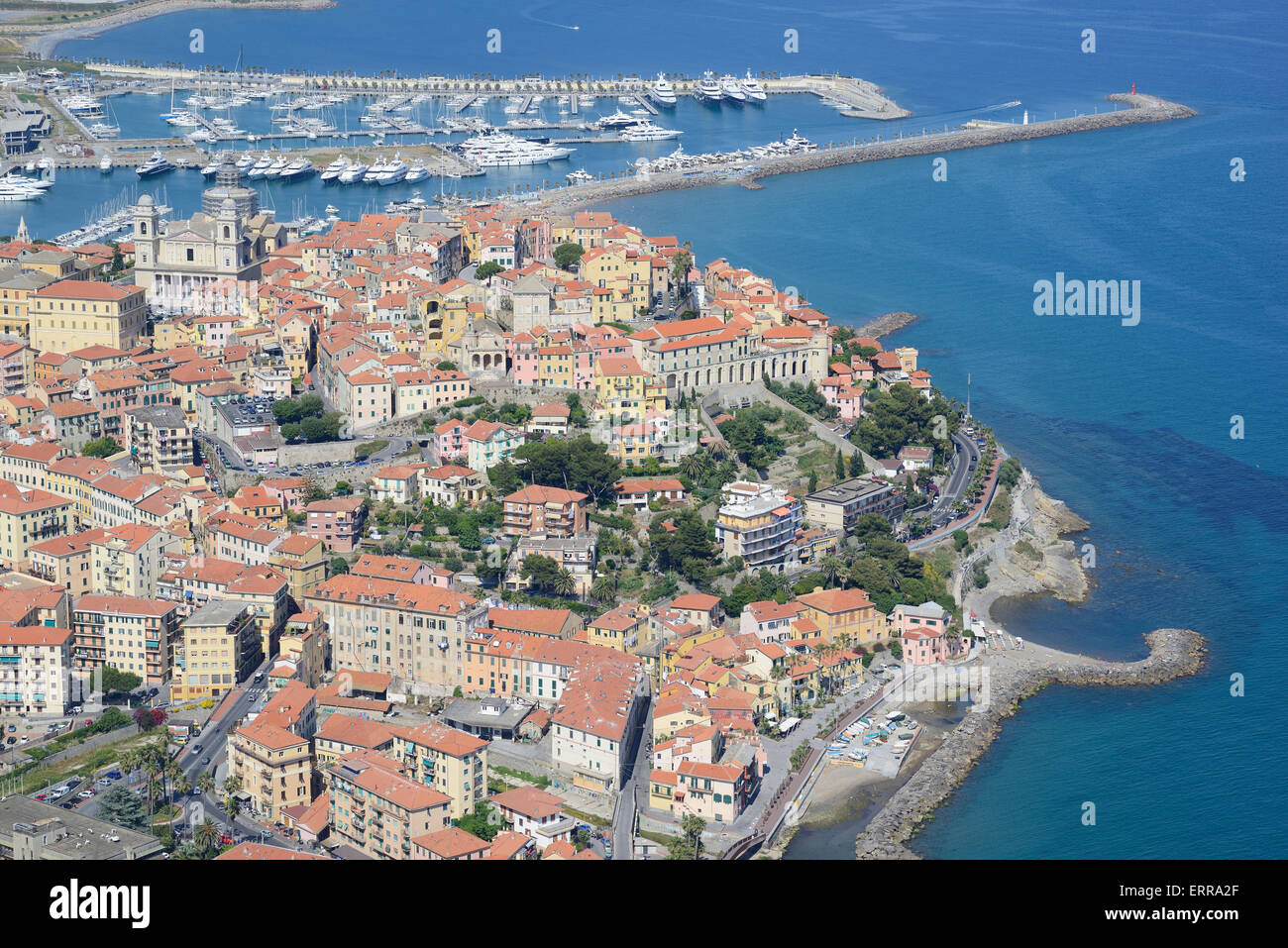 LUFTAUFNAHME. Altstadt von Porto Maurizio mit Blick auf die Mittelmeerküste. Imperia, Ligurien, Italien. Stockfoto