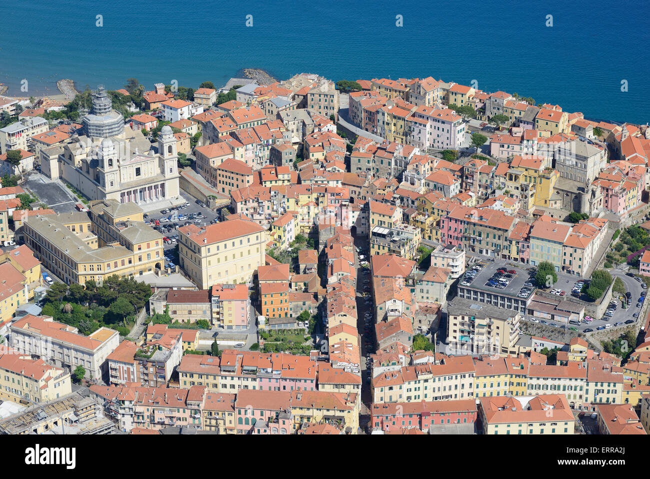 LUFTAUFNAHME. Altstadt von Porto Maurizio mit Blick auf das Mittelmeer. Imperia, Ligurien, Italien. Stockfoto