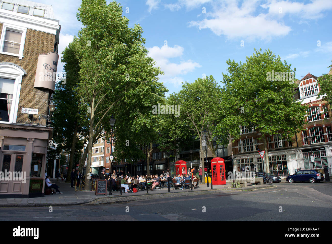 Menschen, die sich vor dem Crown Tavern Pub in Clerkenwell Green, London, England, Großbritannien, entspannen und Kontakte knüpfen Stockfoto