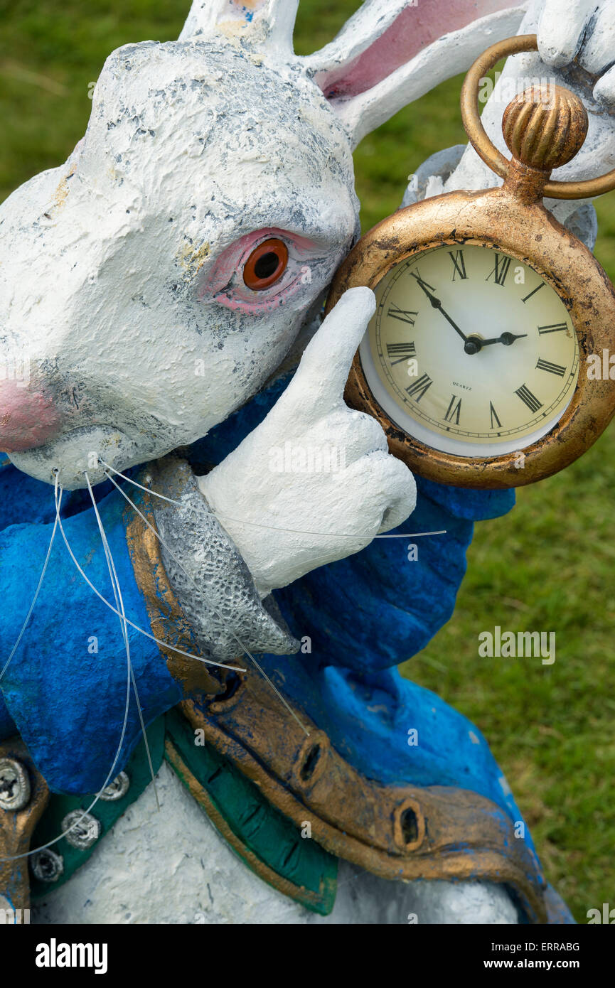 White Rabbit-Statue an Alice im Wunderland-Veranstaltung im RHS Wisley Gärten, Surrey, England Stockfoto