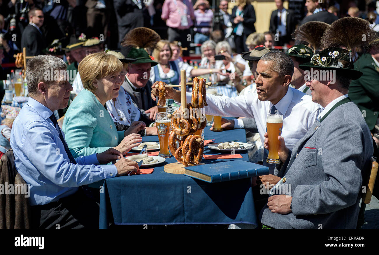 HANDOUT - zeigt ein Handout Bild am 7. Juni 2015 zur Verfügung gestellt, die deutsche Bundeskanzlerin Angela Merkel und US-Präsident Barack Obama Konsum von einem traditionellen bayrischen Frühstück draußen in Krün, Deutschland, 7. Juni 2015. Staats- und Regierungschefs der sieben führenden Industrienationen (G7) werden voraussichtlich in Schloss Elmau am 07 und 08 Juni ausländische diskutieren und sicherheitspolitischen Herausforderungen gerecht zu werden. Foto: STEFFENKUGLER/OMT‑Beschlüsse/Dpa/Alamy Live News Stockfoto