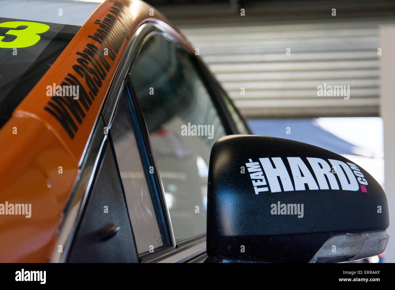 Oulton Park, UK. 7. Juni 2015. Eine Detailansicht der Team-Hard.com Unterzeichnung ist auf der Toyota Avensis in RCIB Versicherung Racing Garage während des Trainings für die Dunlop MSA British Touring Car Championship in Donington Park am 19. April 2015 in CASTLE DONINGTON, Vereinigtes Königreich (Foto: Gergo Toth/Alamy Live News) zu sehen Stockfoto