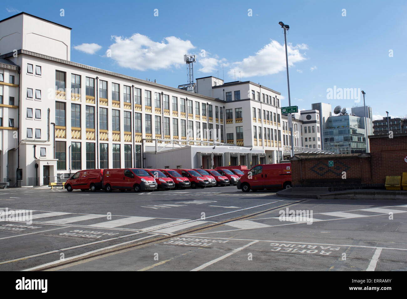 Lieferwagen vor dem Mount Pleasant Mail Center, Farringdon Road, London, EC1, England, VEREINIGTES KÖNIGREICH Stockfoto