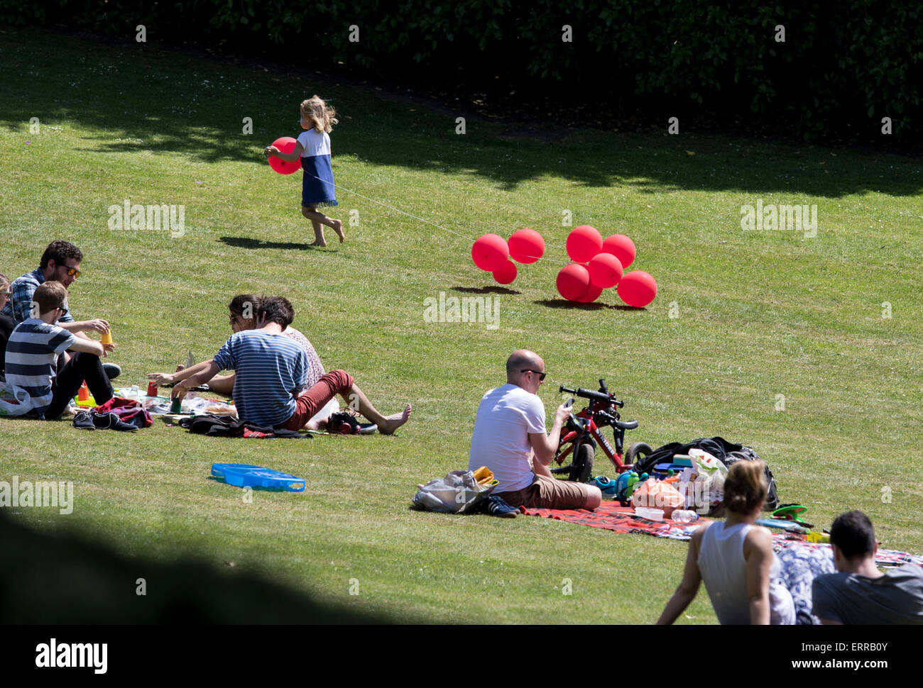 Kind spielen Ballons Geburtstag im freien Rennen Stockfoto