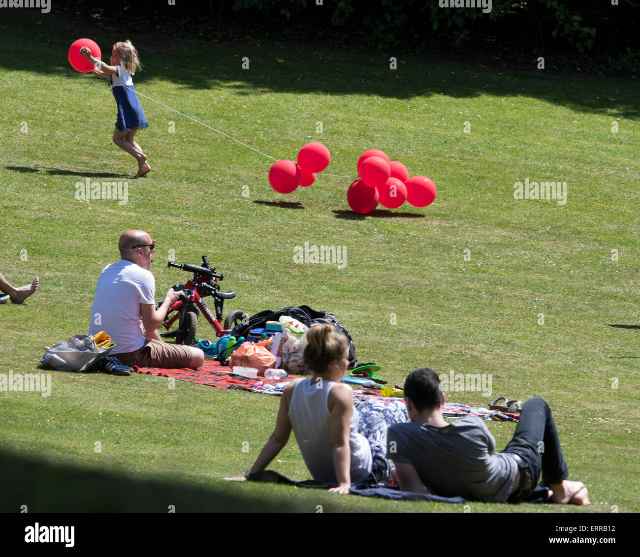 Kind spielen Ballons Geburtstag im freien Rennen Stockfoto