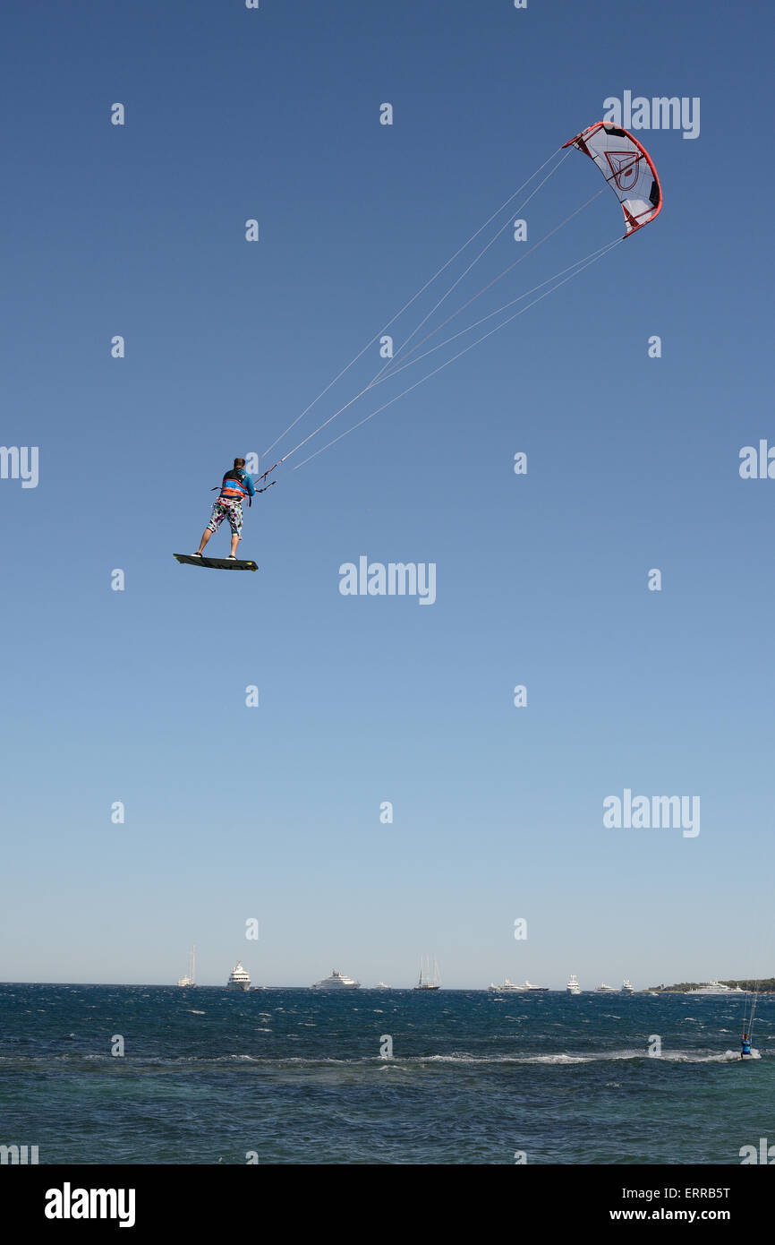 Kitesurfer in der Luft. Cannes, Alpes-Maritimes, Französische Riviera, Frankreich. Stockfoto
