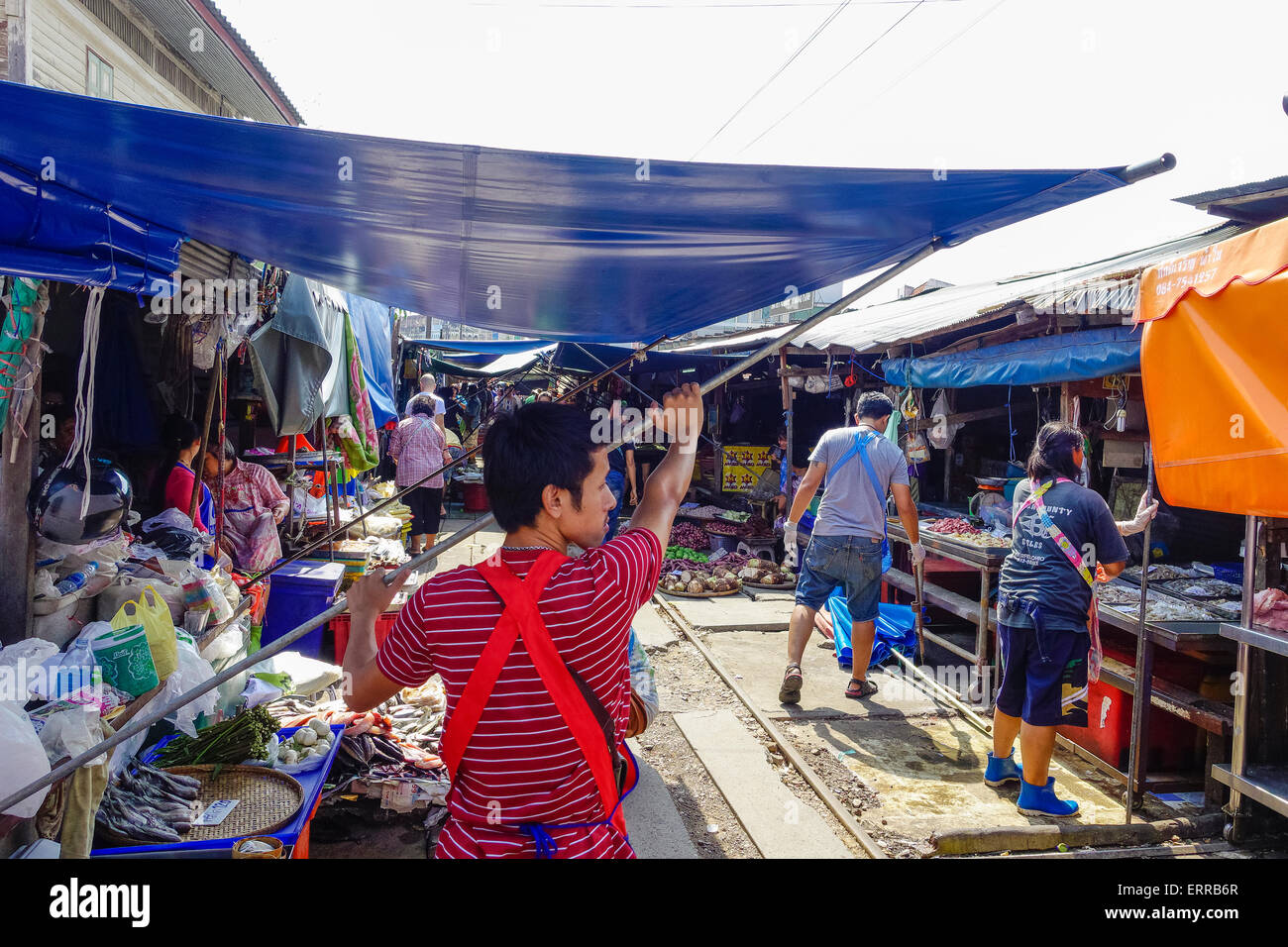 Thailand, Bangkok. Maeklong Railroad tracks (Zug-Markt) Stockfoto