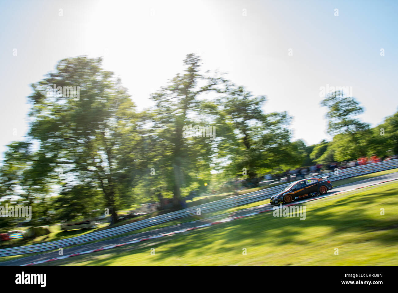 Oulton Park, UK. 7. Juni 2015. Kieran Gallagher und RCIB Versicherung Racing Toyota Avensis Laufwerke während der Dunlop MSA British Touring Car Championship am Oulton Park am 7. Juni 2015 in kleinen BUDWORTH, CHESHIRE, Vereinigtes Königreich (Foto: Gergo Toth / Alamy Live News) Stockfoto