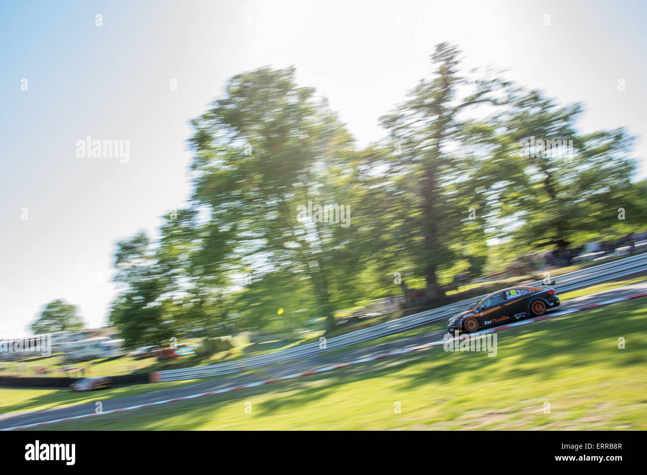 Oulton Park, UK. 7. Juni 2015. Kieran Gallagher und RCIB Versicherung Racing Toyota Avensis Laufwerke während der Dunlop MSA British Touring Car Championship am Oulton Park am 7. Juni 2015 in kleinen BUDWORTH, CHESHIRE, Vereinigtes Königreich (Foto: Gergo Toth / Alamy Live News) Stockfoto