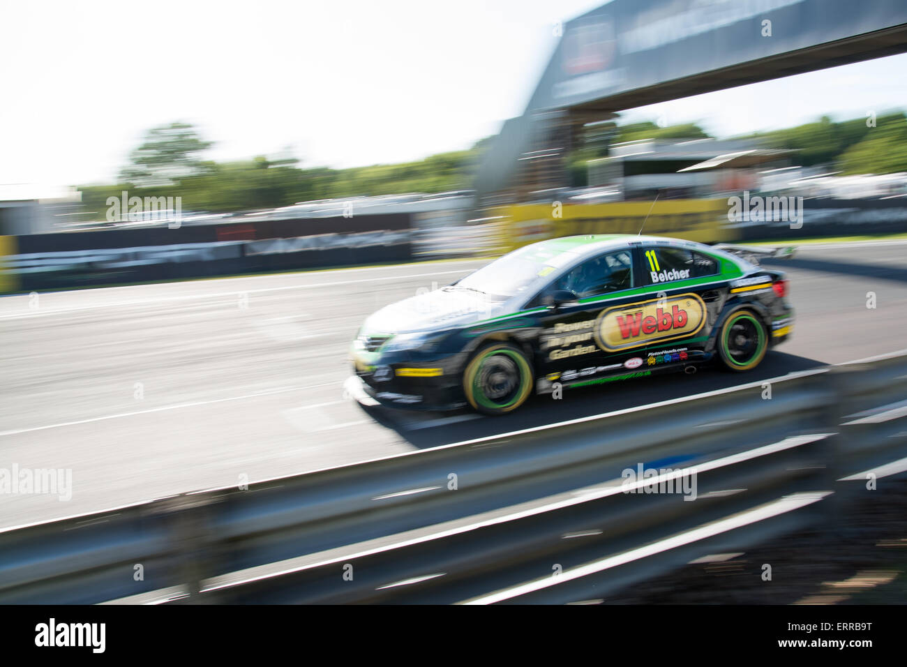Oulton Park, UK. 7. Juni 2015. Simon Belcher und handliche Motorsport Toyota Avensis Laufwerke während der Dunlop MSA British Touring Car Championship am Oulton Park am 7. Juni 2015 in kleinen BUDWORTH, CHESHIRE, Vereinigtes Königreich (Foto: Gergo Toth / Alamy Live News) Stockfoto