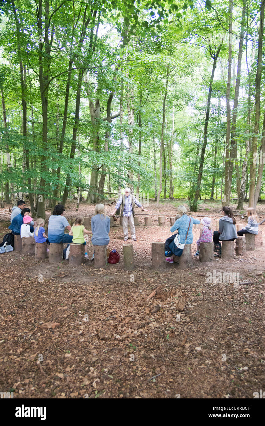 Jim der Geschichtenerzähler unterhält Besucher mit Geschichten in den Wäldern am Pierrepoint Farm, Frensham, Surrey, UK, 7. Juni 2015. Die Farm, von der Landschaft Restaurierung Trust die Tierwelt freundliche fördert statt Landwirtschaft, einen Tag der offenen Tür in Verbindung mit dem nationalen Farm am Sonntag Ereignis. Tag der offenen Tür ist die Landwirtschaft nationalen Tag der offenen Tür von Verknüpfung von Umwelt und Landwirtschaft (Blatt-) verwaltet. Kredit Julian Eales/Alamy Live-Nachrichten Stockfoto