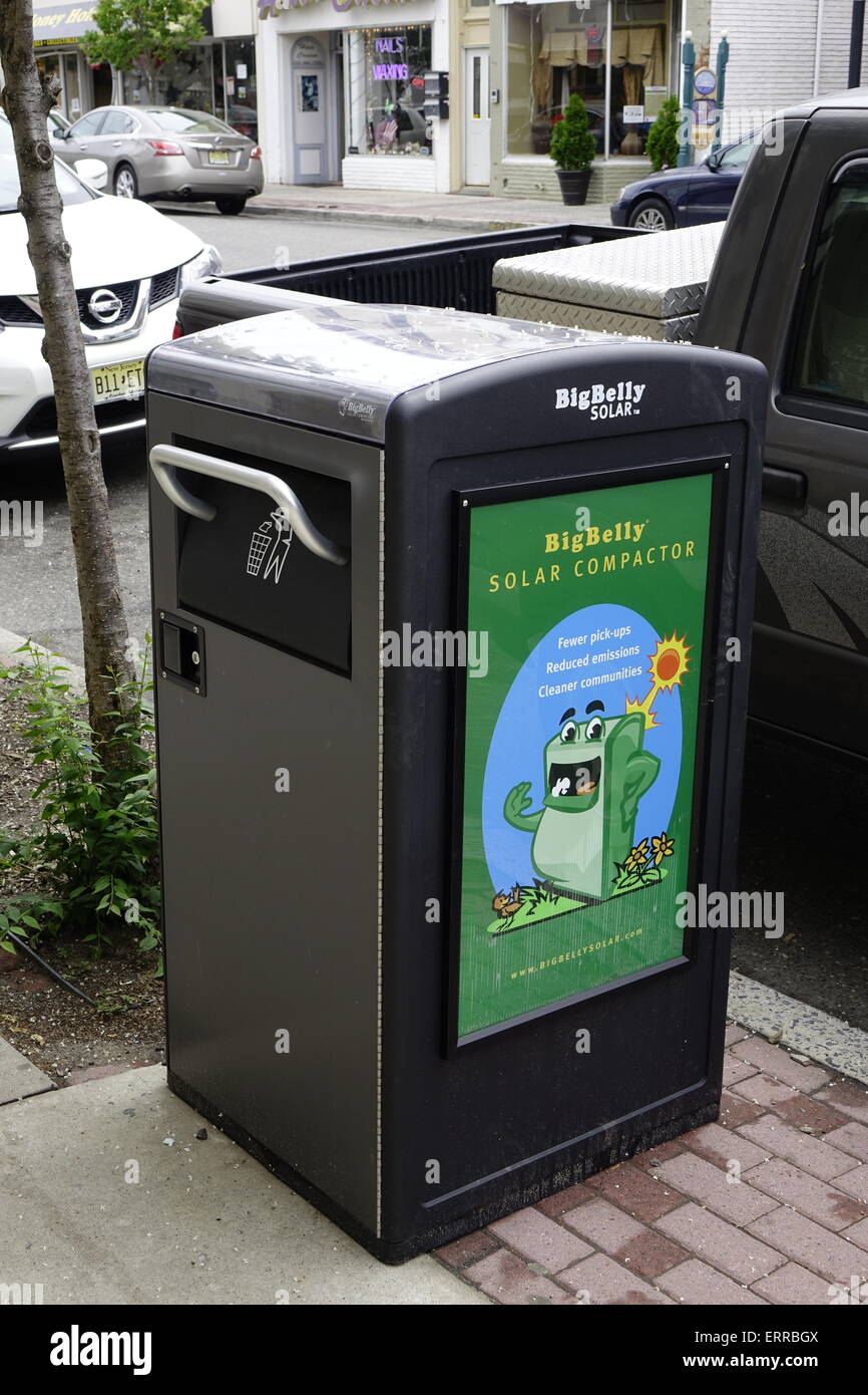 CleanTec Big Belly Solar Müllpresse auf Front Street, Keyport, New Jersey Stockfoto