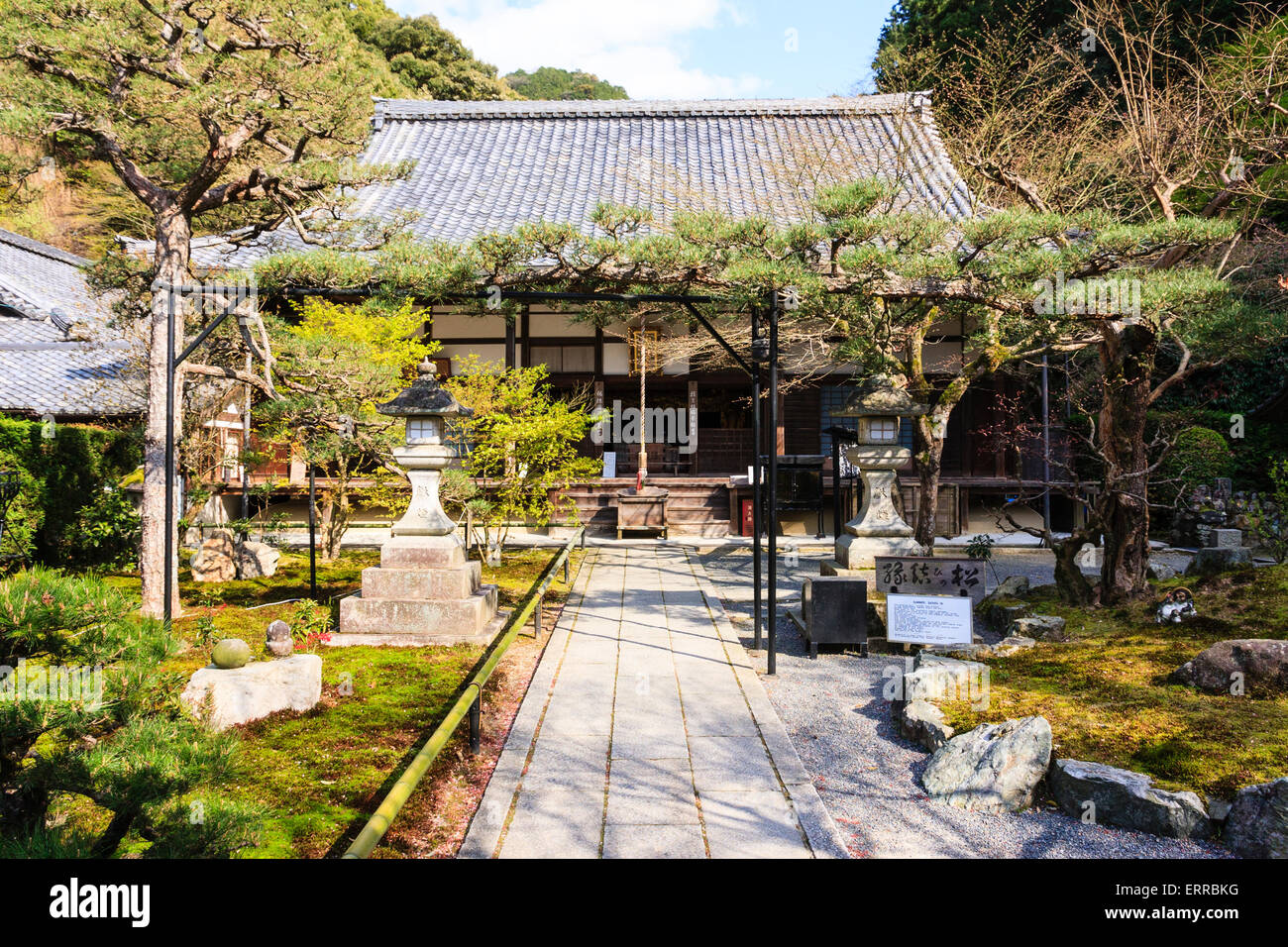 Gepflasterter Weg, der von zwei Steinlaternen gepflastert wird und zur Saisho-in Halle am Nanzen-ji Tempel in Kyoto, Japan, führt. Frühling. Stockfoto