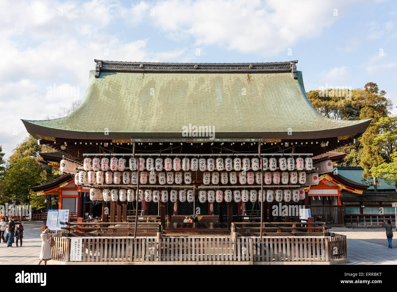 Die Hauptbühne, die Buden Hall, am beliebten Shinto Yasaka Schrein in Kyoto. Drei Reihen weißer Chochin, Papierlaternen hängen von den Dachrinnen. Stockfoto