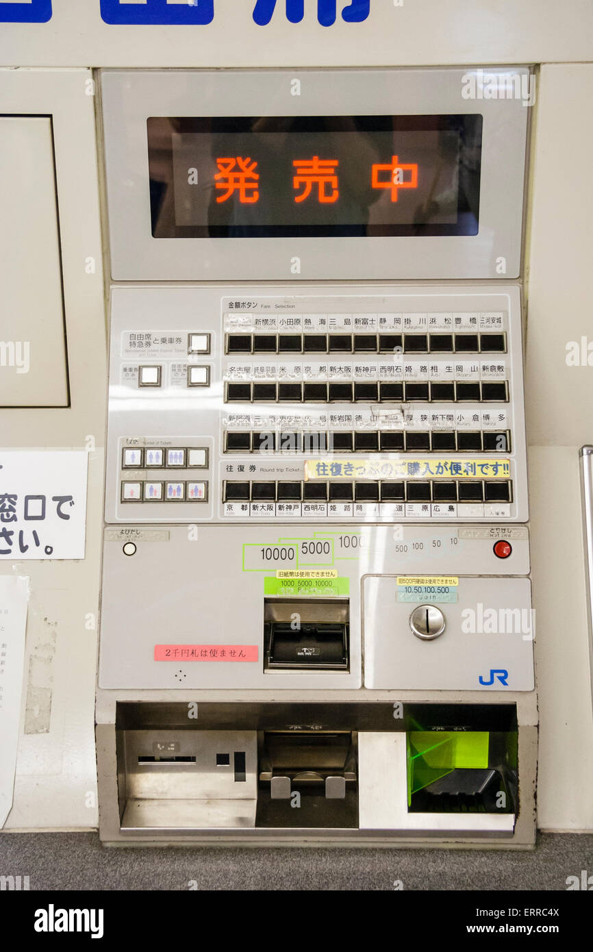 Japanischer Bahnfahrscheinautomat mit Knopfreihen für unterschiedliche Preise von Tickets, Seitentasten für Anzahl und Typ der Passagiere und Zahlungsschlitz. Stockfoto