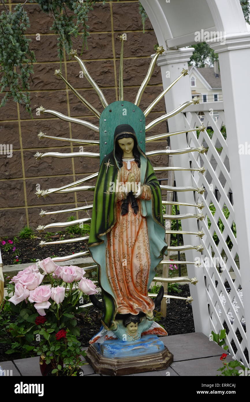 Statue der Jungfrau Maria vor Jesus die Kirche des Herrn Keyport, New Jersey Stockfoto