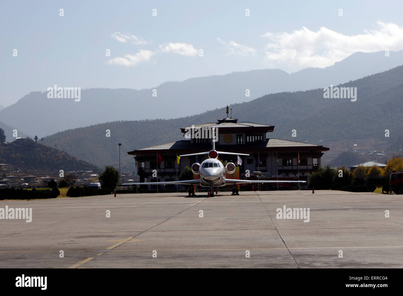 Ein Flugzeug steht auf der Rollbahn des internationalen Flughafens in der Stadt Paro in Bhutan Stockfoto