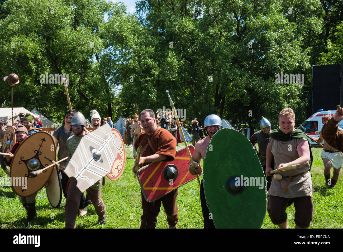 Moskau, Russland, Sonntag, 7. Juni 2015. Jährliche Zeiten und Epochen Festival fand in Moskau am 6. Juni und 7. Juli 2015. Die Zeit der Antike wurde das Festival gewidmet. Antike Rom, Griechenland, Judaea, Deutschland, Bosporus Königreich sowie keltischen und Scythian Stämme waren vertreten. Teams und Vereine aus vielen Regionen und Städten der Russischen Föderation sowie aus Italien, Griechenland, Frankreich, Rumänien, Schweiz, Holland, Polen, Moldawien, Weißrussland, Ukraine nahmen an der Veranstaltung teil. Editorial, illustrative Gebrauch bestimmt. Germanen angegriffen. Einige Zuschauer wirklich verloren ihre Nerven. Bildnachweis: Alex Bilder/Alamy Li Stockfoto