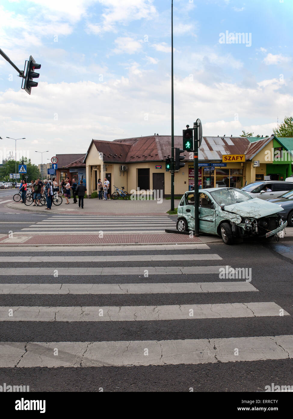 Krakau. Polen – 19. Mai 2015: grünes Licht für Fußgänger, die die Straße sicher überqueren können, wie alle Autos gestoppt werden. Stockfoto