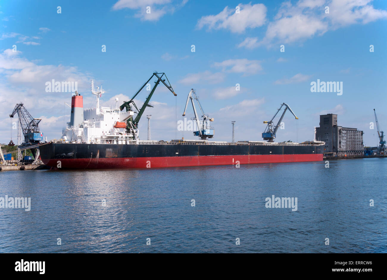 Hafenkräne laden das Schiff im Hafen von Danzig, Polen Stockfoto