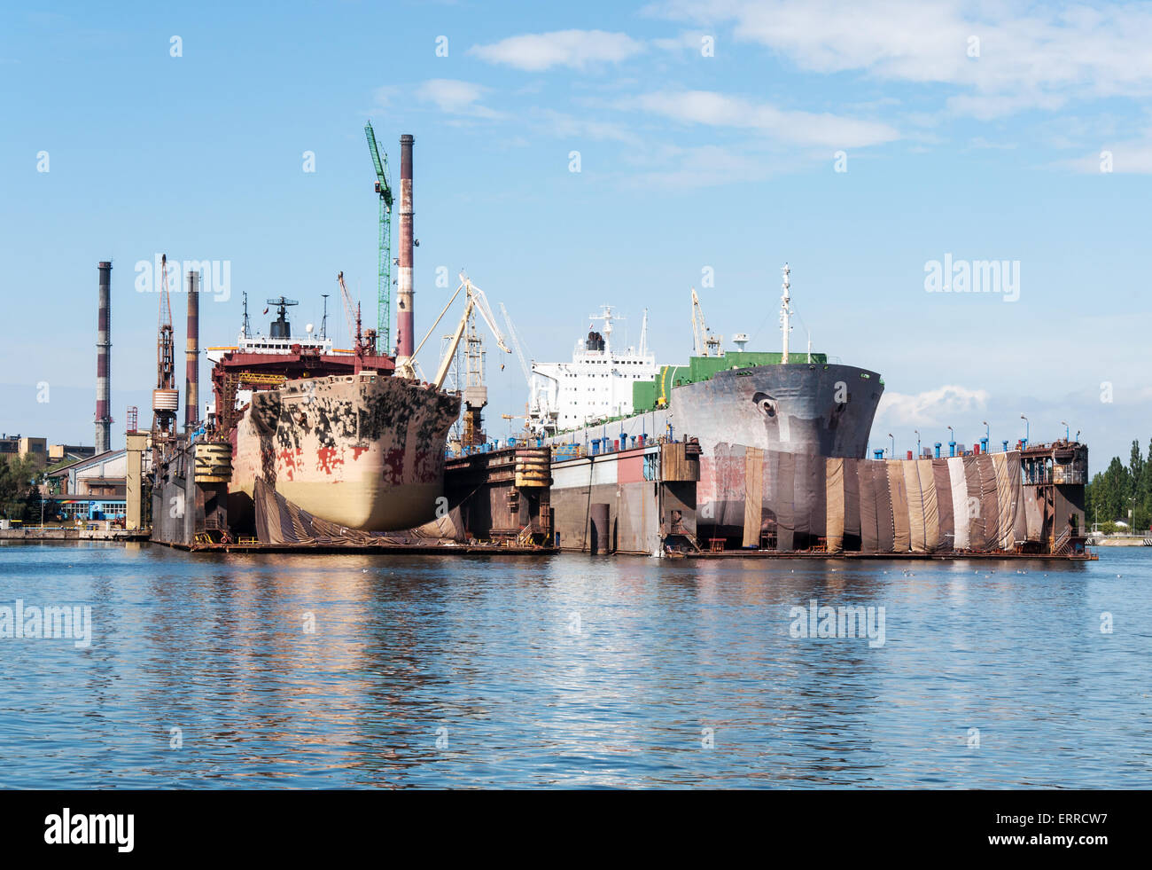 Zwei Schiffe im großen Renovierung im Schiff reparieren Werft in Danzig, Polen Stockfoto