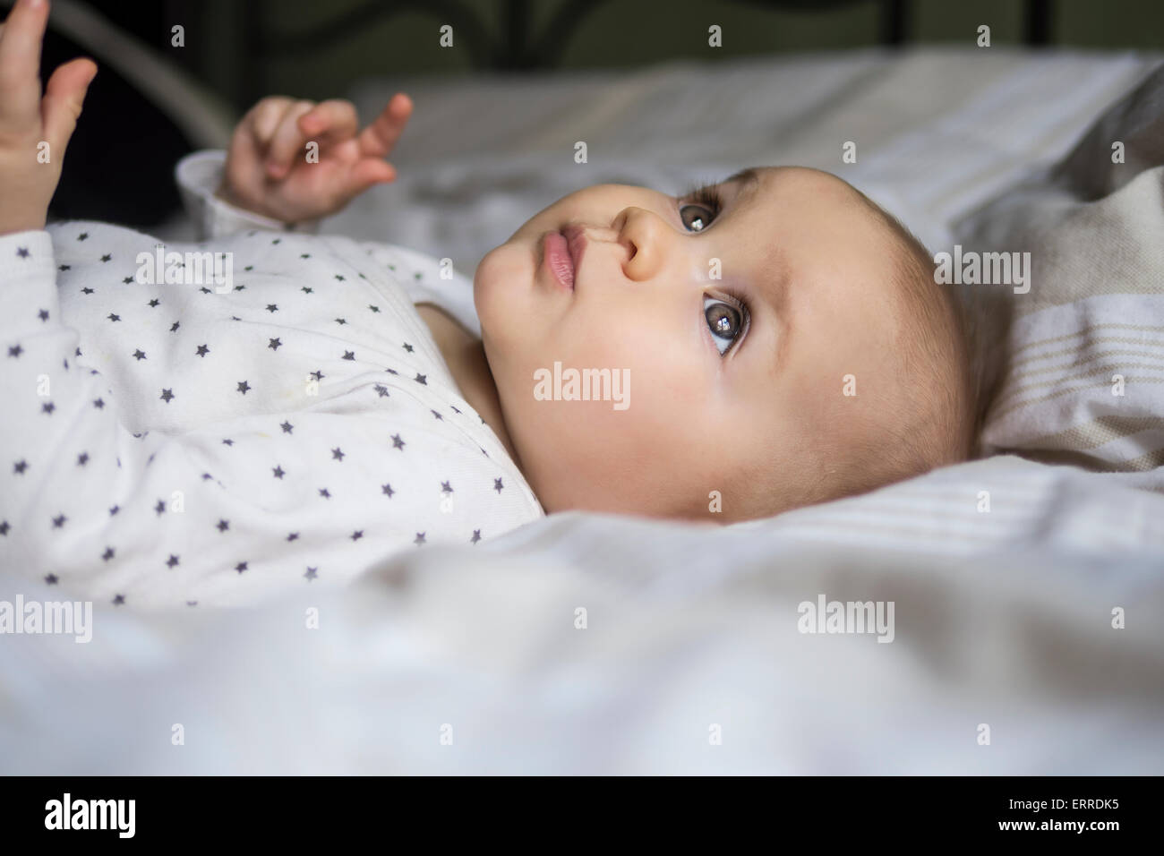 Nahaufnahme eines schönen Babys auf einem Bett Stockfoto