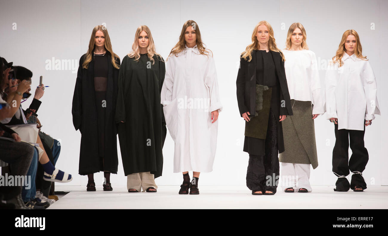 31.05.2015. London, UK. Kollektion von Lauren grün. Modenschau von der University of Salford am Graduate Fashion Week 2015. Graduate Fashion Week findet vom 30 Mai bis 2. Juni 2015 an die Old Truman Brewery, Brick Lane. Stockfoto