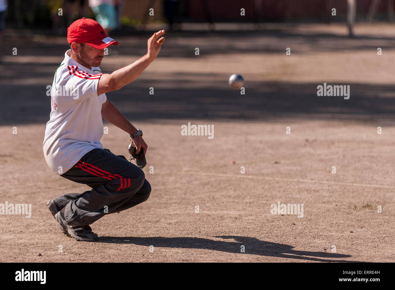 London, UK.  7. Juni 2015.  Eine ungarische Mitbewerber nimmt Teil am Londonaise Pétanque-Festival in Barnard Park, Islington.  Das Festival hat einen neuen Präzedenzfall im Vereinigten Königreich mit internationalen Teams aus Frankreich, Belgien, Schweden, Ungarn und weiter entfernte Teilnahme an das Hauptturnier gesetzt.  Welt- und Europameister beteiligte sich neben Amateuren in ein Ereignis, das soll auch Mittel für den Mercury Phoenix Trust zur Bekämpfung von AIDS weltweit erhöhen. Bildnachweis: Stephen Chung / Alamy Live News Stockfoto