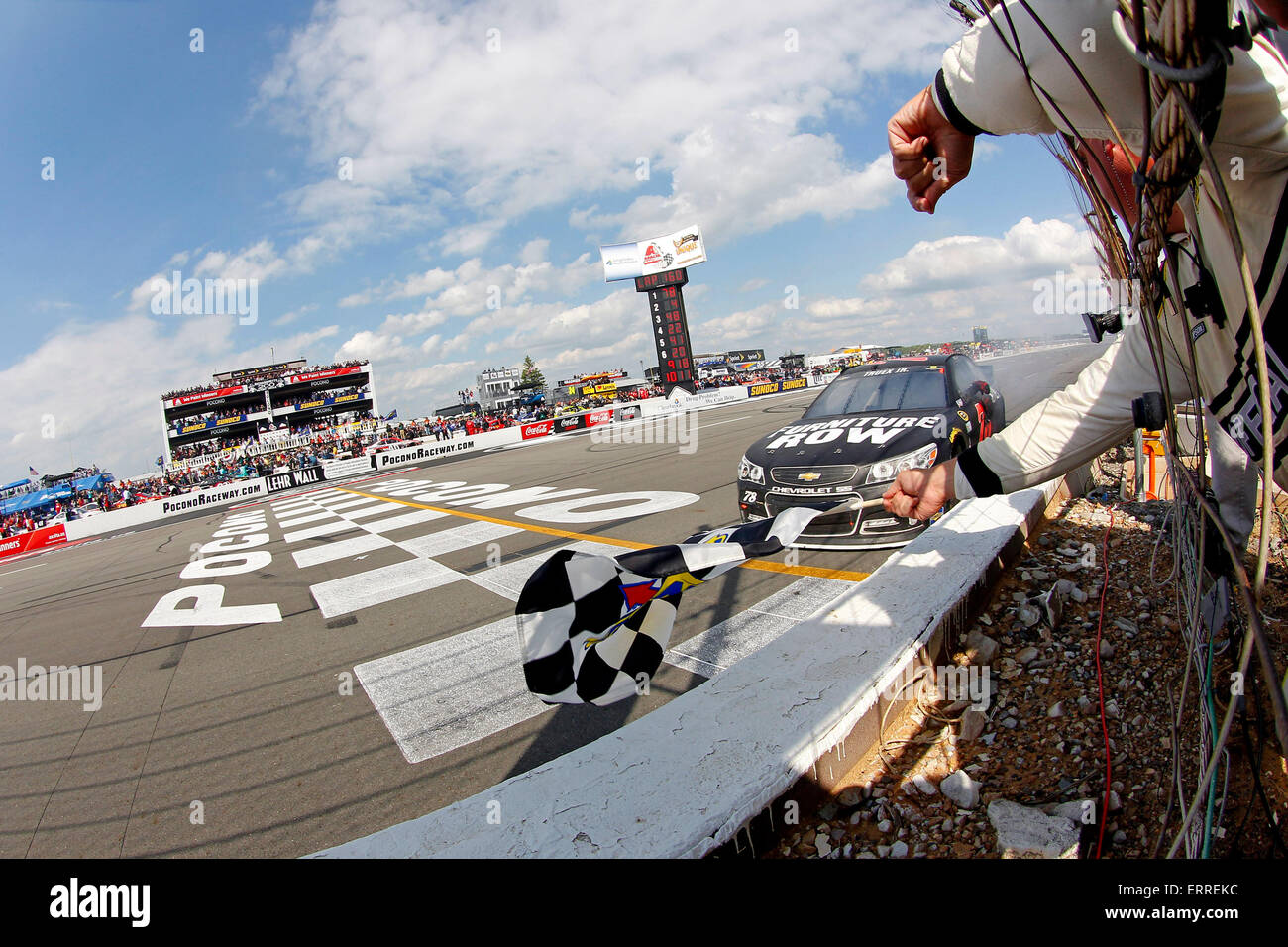 Langer Teich, PA, USA. 7. Juni 2015. Martin Truex Jr. (78) gewinnt die Axalta '' wir Paint Gewinner '' 400 auf dem Pocono Raceway in Long Pond, PA Bildnachweis: Csm/Alamy Live-Nachrichten Stockfoto