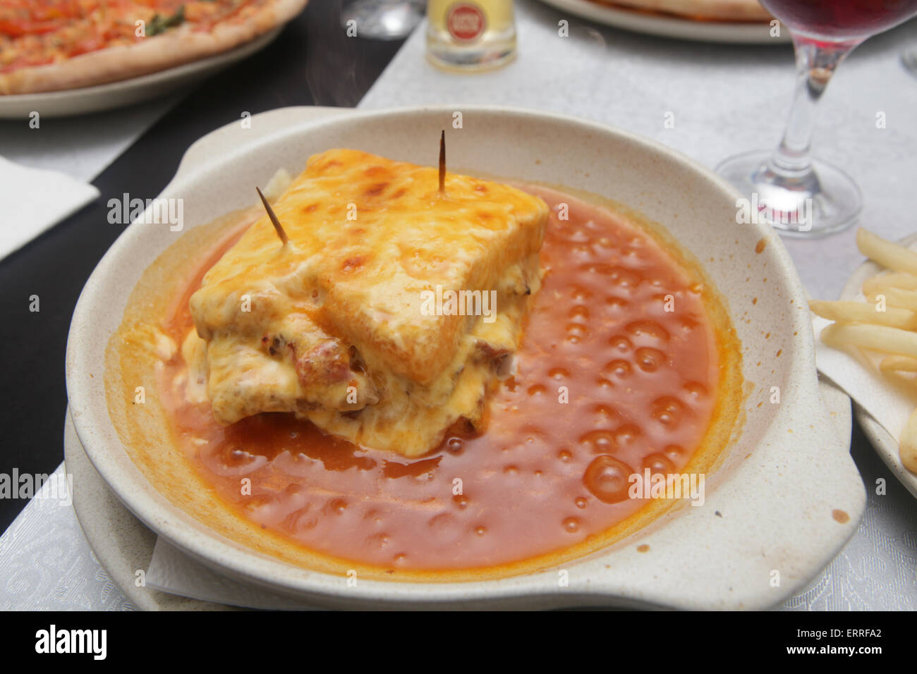 lokales Gericht Francesinha Schinkensemmel Blasenbildung entfernt in Tomatensauce Stockfoto