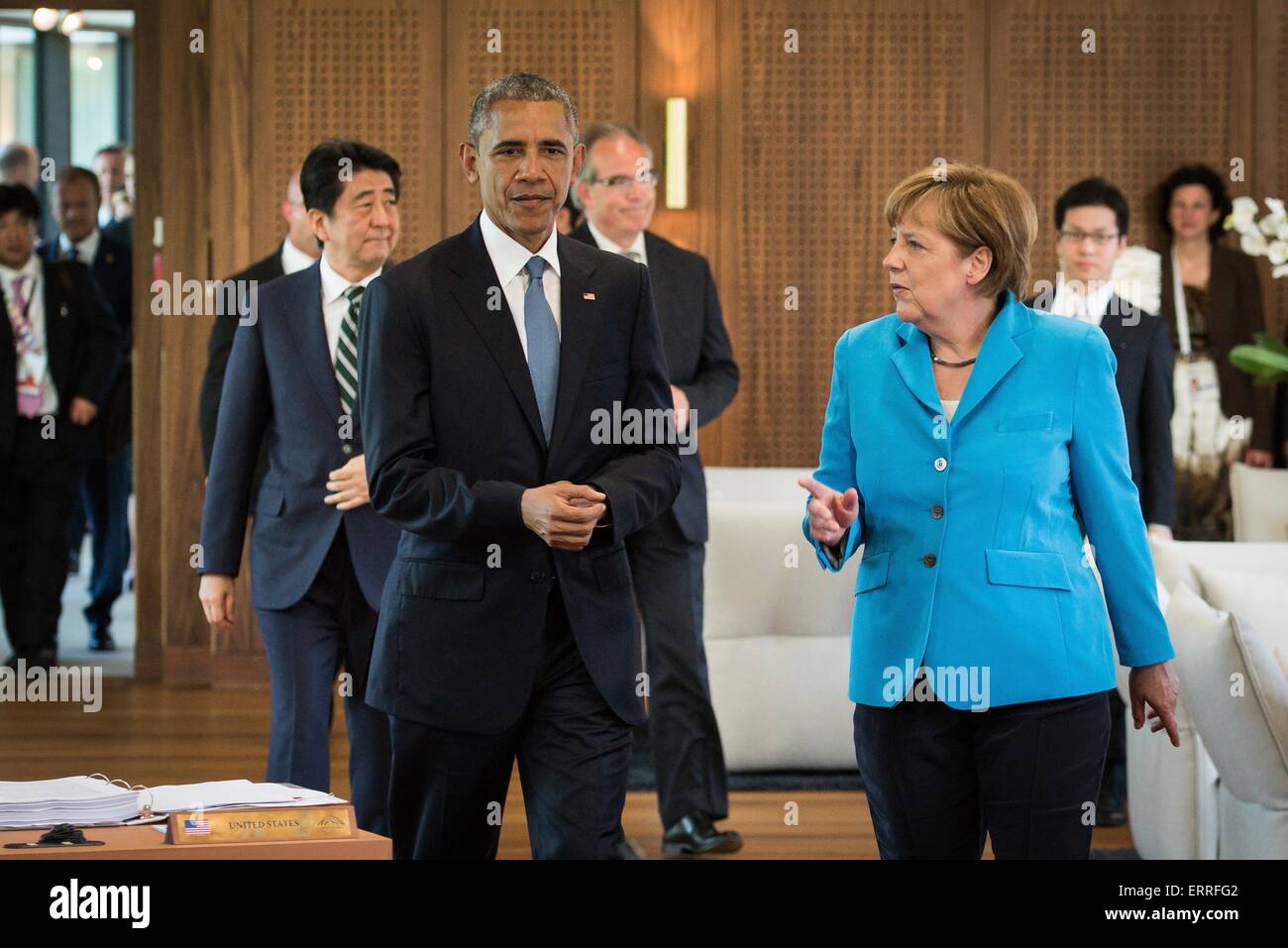 Bundeskanzlerin Angela Merkel und US-Präsident Barack Obama gehen gemeinsam in die erste Sitzung des G7-Gipfels 7. Juni 2015 in Elmau, Deutschland. Stockfoto