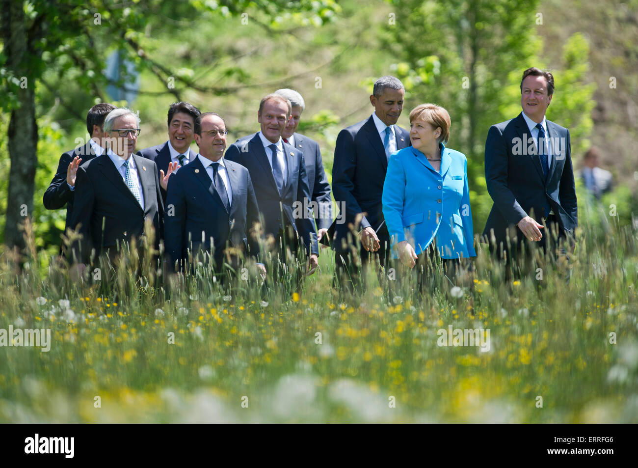 Führenden Politiker der Welt Fuß durch ein Feld von Wildblumen auf dem Weg zu einem Gruppenfoto während des G7-Gipfels 7. Juni 2015 in Schloss Elmau, Deutschland. Zusammen spazieren sind EU-Ratspräsident Donald Tusk, der japanische Premierminister Shinzo Abe, der kanadische Premierminister Stephen Harper, US-Präsident Barack Obama, Bundeskanzlerin Angela Merkel, der französische Präsident Francois Hollande, Italiens Premier Matteo Renzi, der britische Premierminister David Cameron und EU-Kommissionspräsident Jean-Claude Juncker. Stockfoto