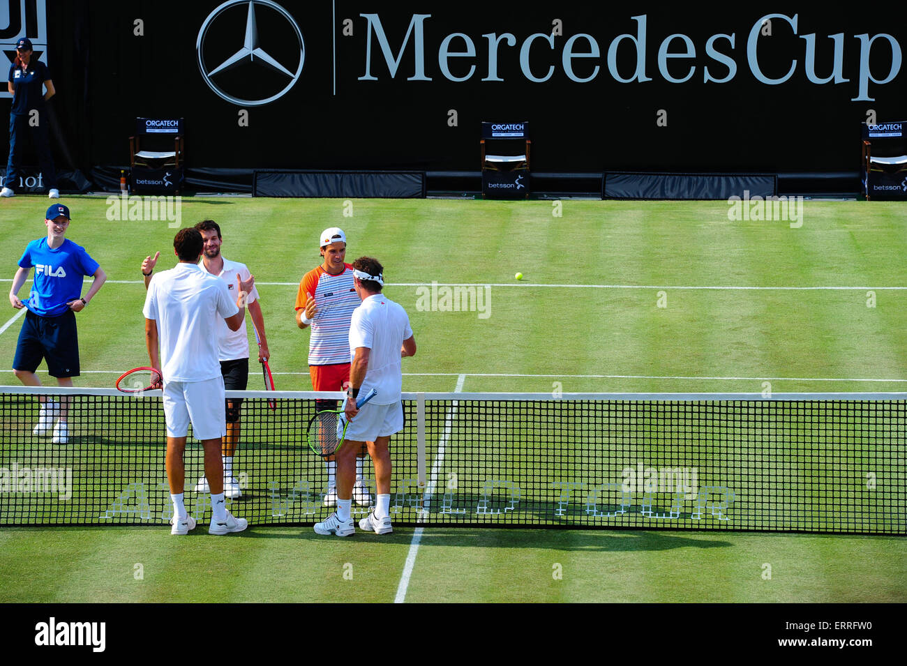 Stuttgart, Deutschland. 7. Juni 2015. Marin Cilic, Pat Cash, Philipp Petzschner und Tommy Haas begrüßen einander nach eine Ausstellung match beim Mercedes Cup in Stuttgart. Foto: Miroslav Dakov / Alamy Live News Stockfoto