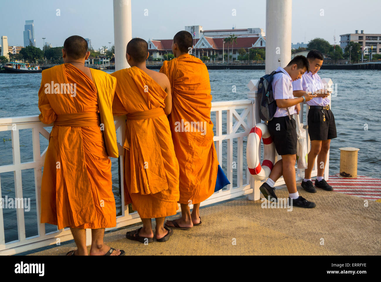 Mönche am Hafen Bangkok Thailand Stockfoto