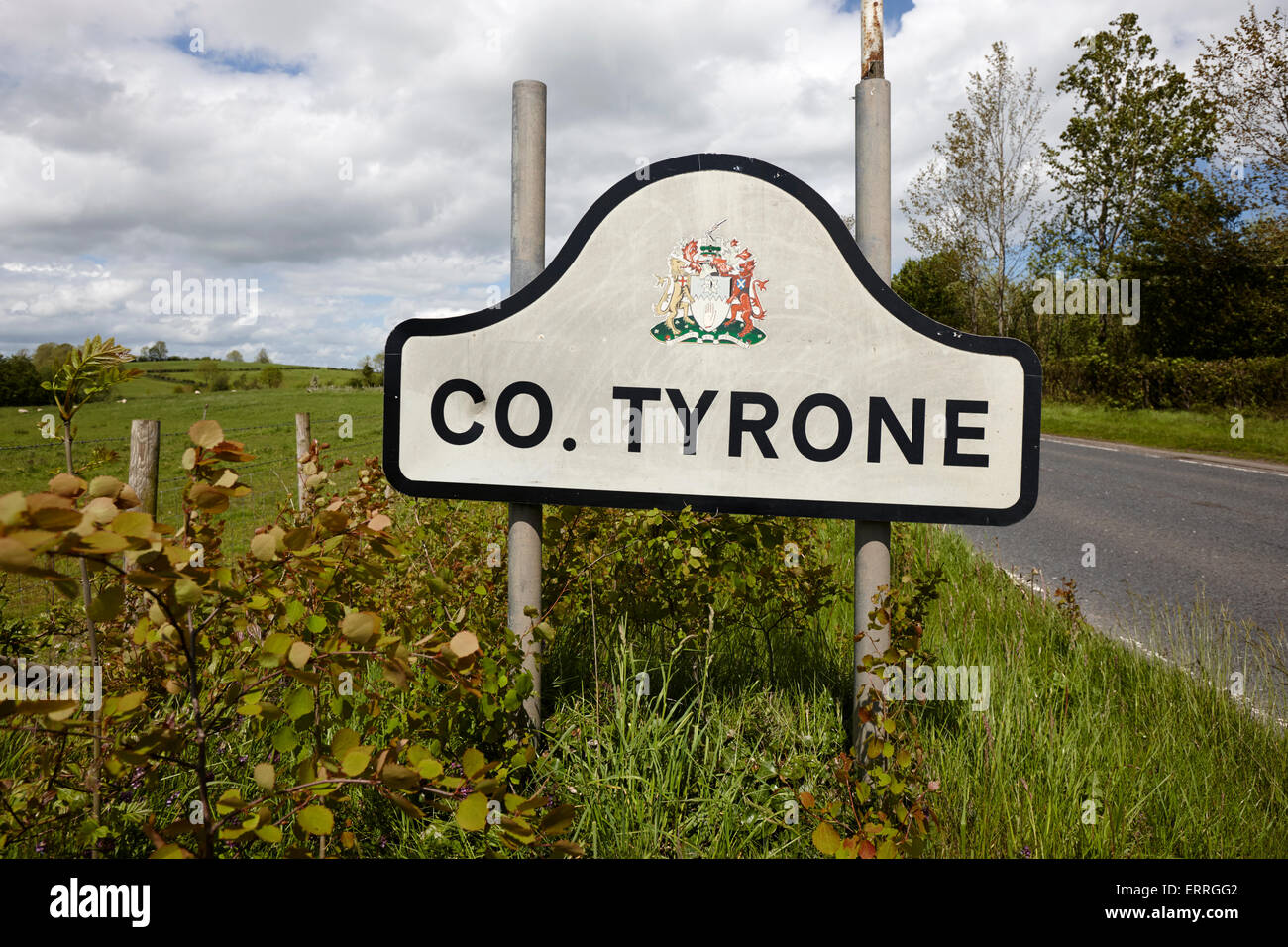 Roadsign Eingabe County Tyrone in Nordirland Stockfoto