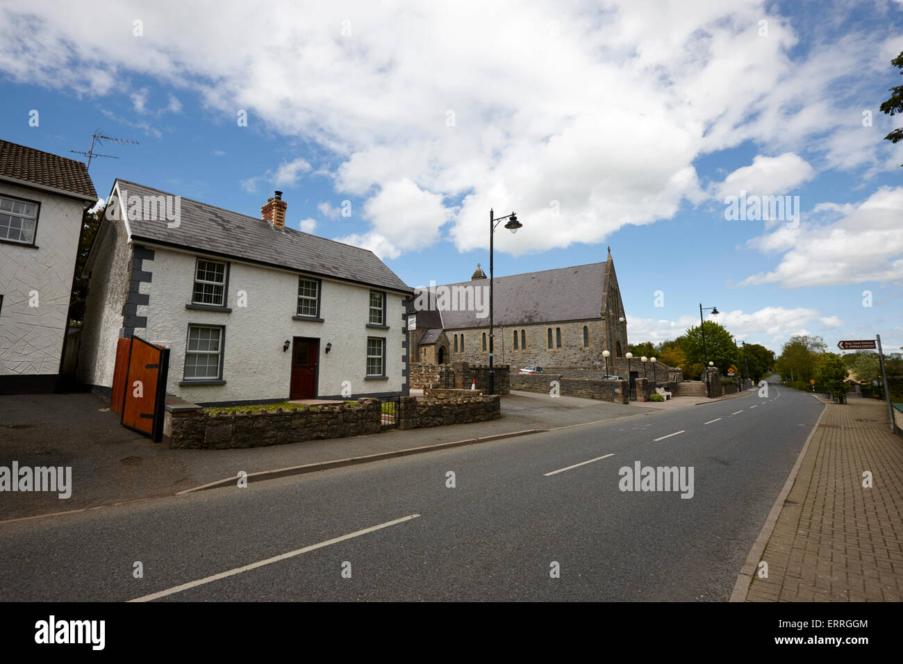 altes traditionelles weiß getünchten Haus und St. Dympnas Kirche in Irland Tydavnet Grafschaft monaghan Stockfoto