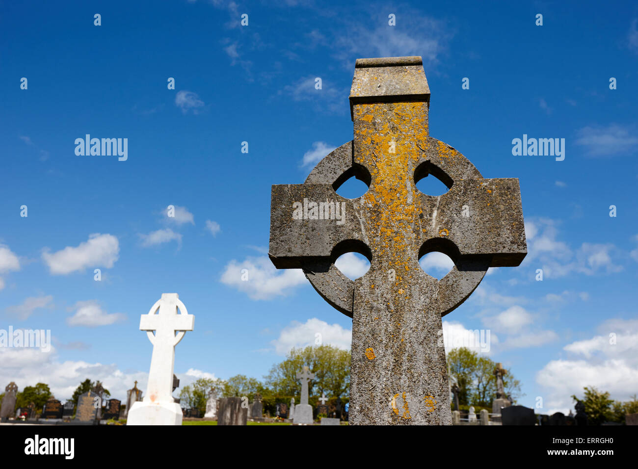 Keltische Kreuze in einem ländlichen irischen Friedhof Tydavnet Grafschaft Monaghan Irland Stockfoto